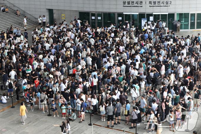 3일 오전 서울 용산구 국립중앙박물관 전시실 앞 광장이 입장을 대기하는 시민들로 북적이고 있다. 2025.8.3/뉴스1 ⓒ News1 민경석 기자