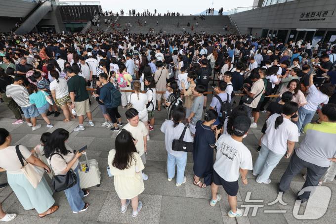 3일 오전 서울 용산구 국립중앙박물관 전시실 앞 광장이 입장을 대기하는 시민들로 북적이고 있다. 2025.8.3/뉴스1 ⓒ News1 민경석 기자
