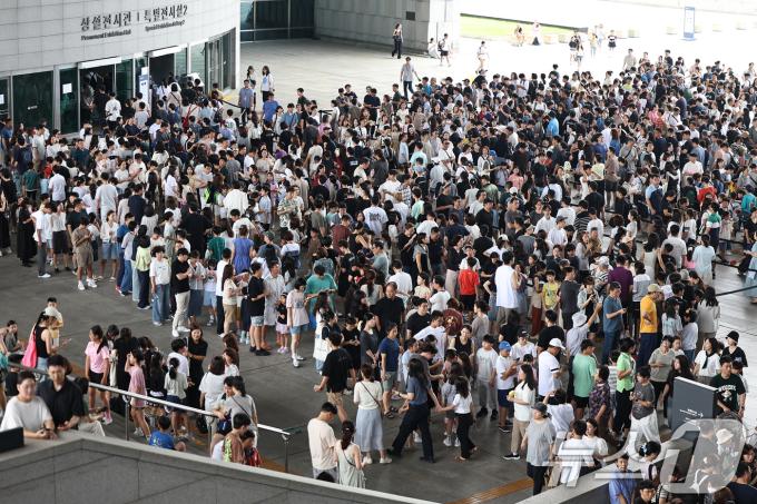 3일 오전 서울 용산구 국립중앙박물관 전시실 앞 광장이 입장을 대기하는 시민들로 북적이고 있다. 2025.8.3/뉴스1 ⓒ News1 민경석 기자