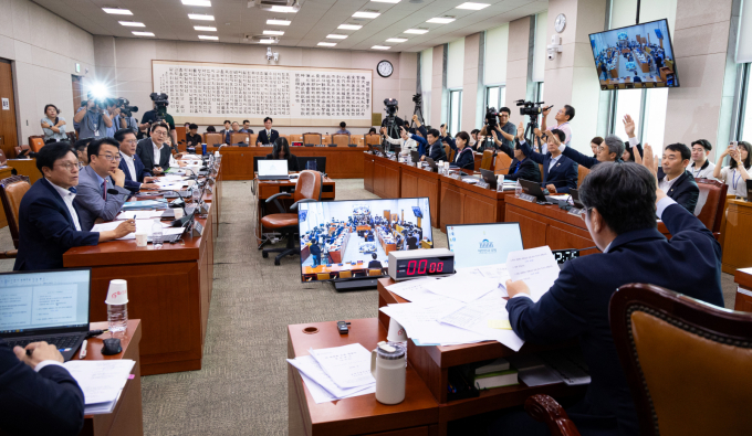 핵심 쟁점 법안들이 본회의 문턱에 오르면서 여야 간 긴장감이 고조되고 있다. 사진은 지난 1일 서울 여의도 국회에서 열린 제427회 국회(임시회) 법제사법위원회 제5차 전체회의에서 노조법(노란봉투법) 등이 거수표결로 통과되는 모습. /사진=뉴스1
