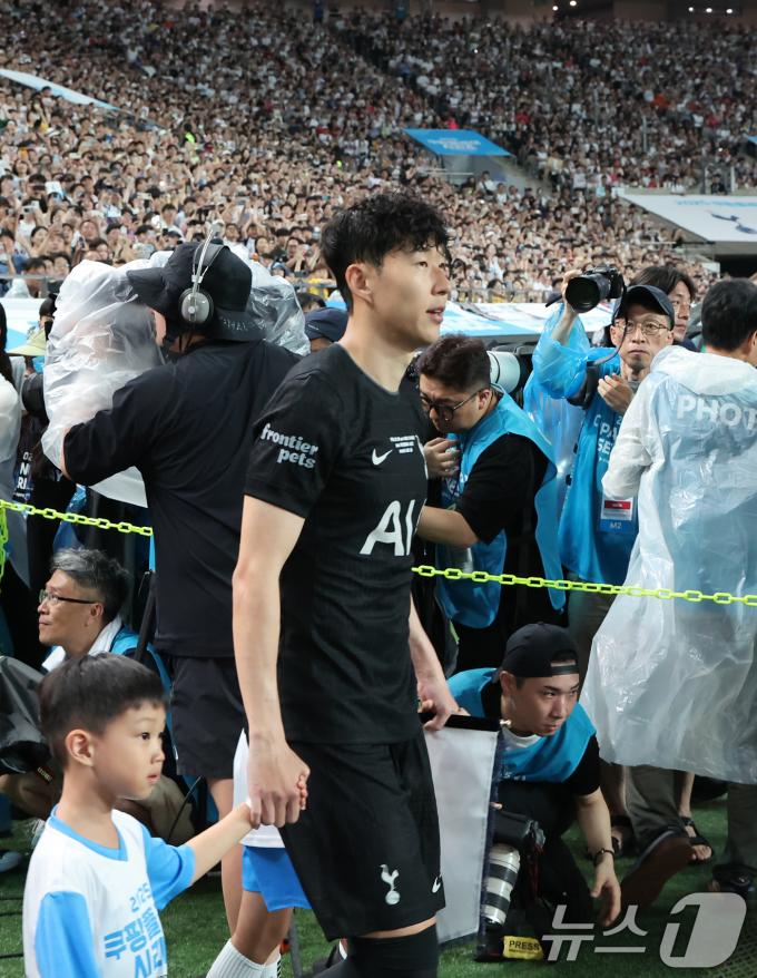 3일 오후 서울 마포구 서울월드컵경기장에서 열린 쿠팡플레이 시리즈 토트넘 홋스퍼와 뉴캐슬 유나이티드의 경기에서 손흥민이 경기장에 들어서고 있다. 2025.8.3/뉴스1 ⓒ News1 장수영 기자
