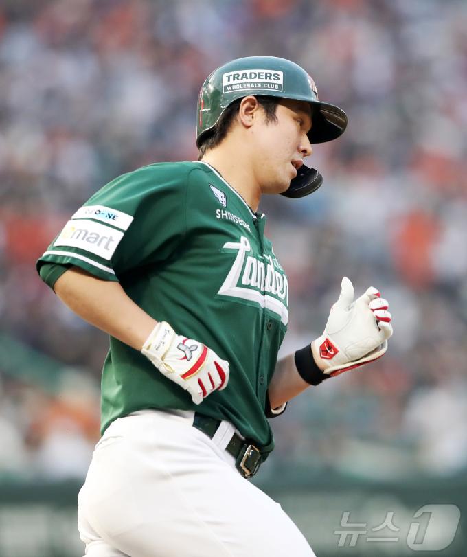 SSG 최정이 27일 인천 SSG랜더스필드에서 열린 '2025 신한 SOL뱅크 KBO 리그' 한화 이글스와 SSG 랜더스의 경기에서 3회 3점 홈런을 치며 20시즌 연속 두 자릿수 홈런의 대기록을 세우고 있다. (SSG 랜더스 제공. 재판매 및 DB금지) 2025.6.27/뉴스1