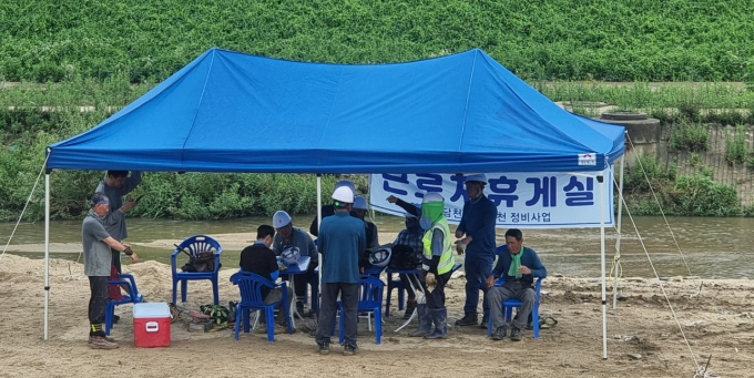 경기도가 직접 시행하는 지방하천 정비사업 중 한 곳에 설치한 그늘막에서 현장 근로자들이 더위를 피하고 있다. /사진제공=경기도