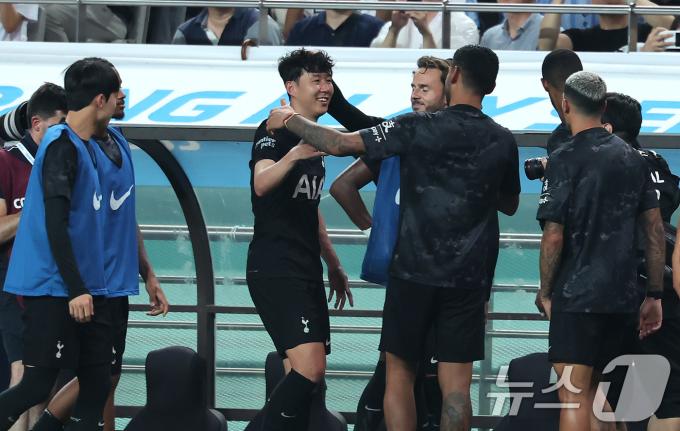 3일 오후 서울 마포구 서울월드컵경기장에서 열린 쿠팡플레이 시리즈 토트넘 홋스퍼와 뉴캐슬 유나이티드의 경기 후반전, 토트넘 손흥민이 교체로 그라운드를 나간 뒤 선수단과 포옹하고 있다. 2025.8.3/뉴스1 ⓒ News1 장수영 기자