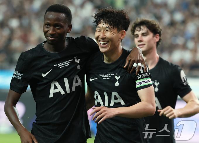 3일 오후 서울 마포구 서울월드컵경기장에서 열린 쿠팡플레이 시리즈 토트넘 홋스퍼와 뉴캐슬 유나이티드의 경기 전반전, 토트넘 손흥민이 활짝 웃으며 선제골을 넣은 존슨을 향해 달려가고 있다. 2025.8.3/뉴스1 ⓒ News1 장수영 기자