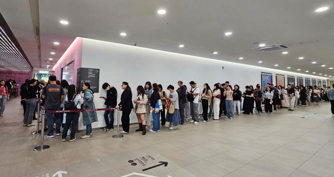 세종문화회관 로비에서 '모네에서 앤디워홀까지' 전시회 입장을 기다리는 관객들 (아트리움 제공)