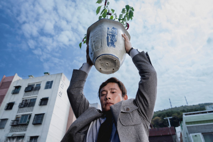 제30회 부산국제영화제 개막작 '어쩔수가없다' 한 장면/사진=부산국제영화제