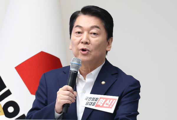 안철수 국민의힘 당대표 후보가 정청래 더불어민주당 대표의 연설을 두고 직격했다. 사진은 안철수 국민의힘 당대표 후보가 지난 3일 오후 서울 여의도 중앙당사에서 열린 제6차 전당대회 후보자 비전대회에서 비전발표를 하는 모습. /사진=뉴스1