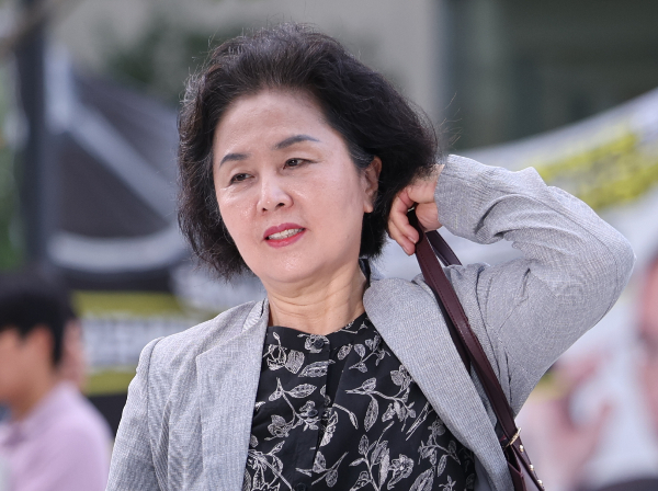공천개입 의혹의 핵심 피의자로 거론되는 김영선 전 국민의힘 의원이 조사를 받기 위해 김건희 특검팀 사무실에 출석했다. 사진은 김영선 전 국민의힘 의원이 4일 오전 서울 종로구에 마련된 김건희 특검팀(특별검사 민중기) 사무실로 조사를 받기 위해 출석하는 모습. /사진=뉴스1