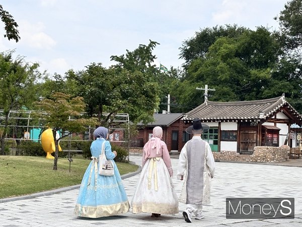 사진은 한복을 곱게 차려입은 젊은 외국인 무리. /사진=김다솜 기자