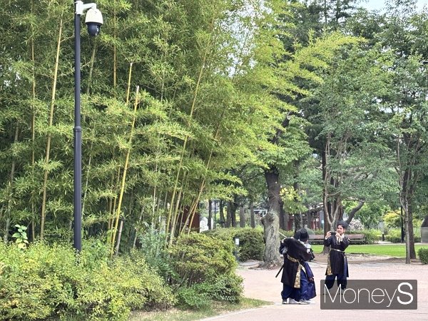 사진은 무사 한복을 곱게 차려입은 젊은 외국인 무리. /사진=김다솜 기자