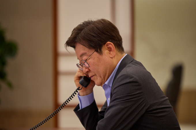 이재명 대통령이 자신의 페이스북계정에 관계부처·지방정부는 폭우 피해 최소화를 위해 적극행정에 나서달라고 주문했다. 사진은 지난달 24일 이재명 대통령이 서울 용산 대통령실 청사 집무실에서 프리드리히 메르츠 독일 총리와 전화 통화를 하고 있는 모습. /사진=뉴시스(대통령실 제공)