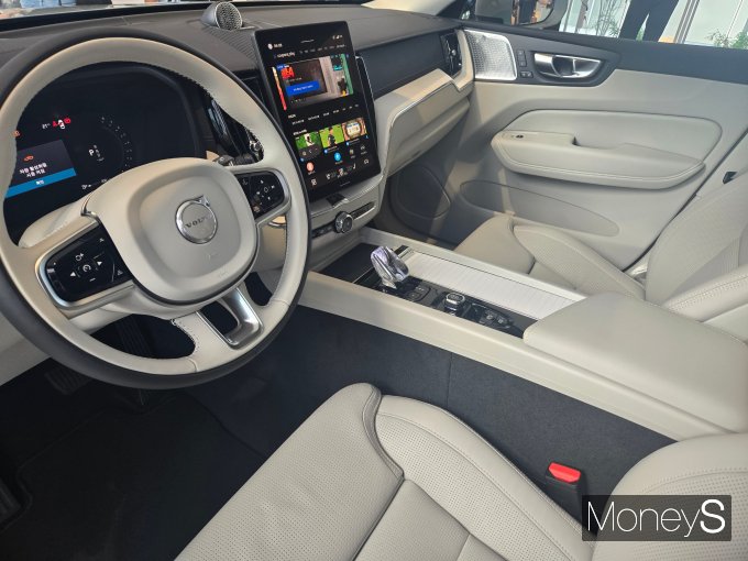 신형 XC60의 국내 판매 가격은 ▲B5 AWD 플러스 6570만원 ▲B5 AWD 울트라 7330만원 ▲T8 AWD 울트라 9120만원이다. /사진=김이재 기자