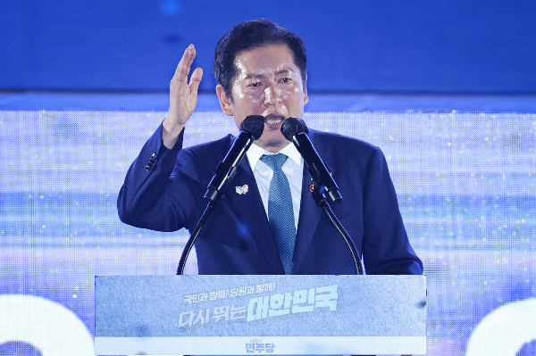 정청래 더불어민주당 대표가 언론·검찰·사법 3대 개혁 특별위원회를 설치하고 위원장을 임명했다. 사진은 정청래 더불어민주당 신임 당대표가 경기 고양시 킨텍스에서 열린 제2차 임시전국당원대회에서 당대표 수락 연설을 하는 모습. /사진=뉴스1
