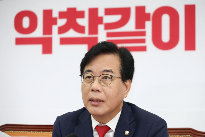송언석 국민의힘 비상대책위원장 겸 원내대표가 4일 서울 여의도 국회에서 열린 당 비상대책위원회의에서 코스피 폭락과 관련해 "이재명표 세금폭탄이 대한민국을 강타했다"고 발언했다.사진은 이날 여의도 국회에서 열린 비상대책위원회의에서 발언한 송언석 국민의힘 비상대책위원장 겸 원내대표. /사진=뉴스1