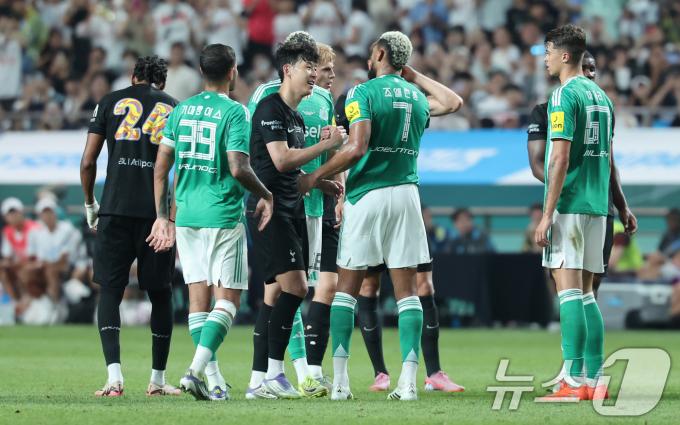 3일 오후 서울 마포구 서울월드컵경기장에서 열린 쿠팡플레이 시리즈 토트넘 홋스퍼와 뉴캐슬 유나이티드의 경기 후반전, 토트넘 손흥민이 교체로 그라운드를 나가며 동료 선수들과 인사를 나누고 있다. 2025.8.3/뉴스1 ⓒ News1 장수영 기자