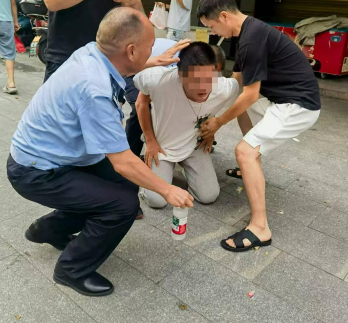 30대 남성이 중국 후난성 초등학교 인근에서 흉기를 휘둘러 2명이 사망하고 3명이 부상으입는 사건이 발생했다. 사진은 사건 현장에서 체포된 용의자(가운데)의 모습. /사진=SNS 갈무리