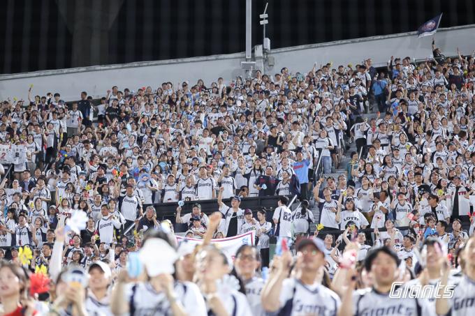 8년 만에 가을야구를 기대하는 롯데 자이언츠 팬들. (롯데 자이언츠 제공)