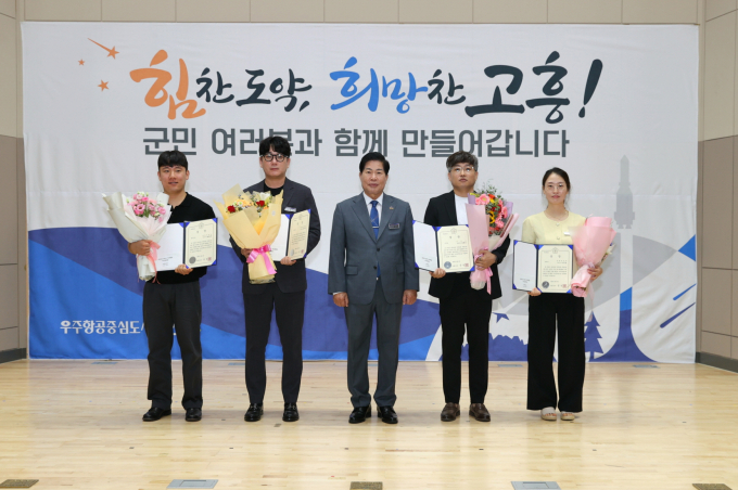 왼쪽부터 관광정책실 최재욱 주무관, 상하수도사업소 김지훈 주무관, 공영민 고흥군수, 보건소 김황오 주무관, 문화체육과 이인영 주무관이 상반기 적극행정 우수공무원에 선정된 후 공영민 고흥군수(왼쪽 세번째)와 기념사진을 찍고 있다./고흥군