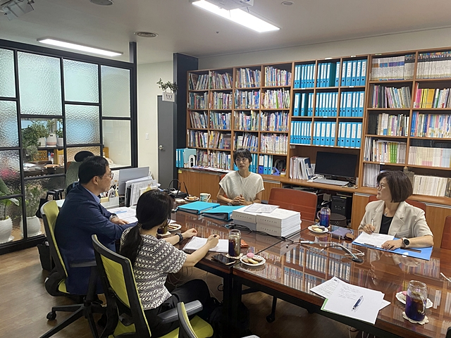 경북도교육청 관계자들이  '거점형 돌봄기관 운영 사업'에 대한 현장 중간 점검을 하고 있다./사진제공=경상북도교육청