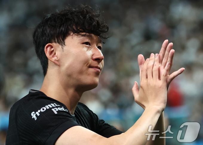 팬들에게 인사하는 손흥민 2025.8.3/뉴스1 ⓒ News1 김민지 기자