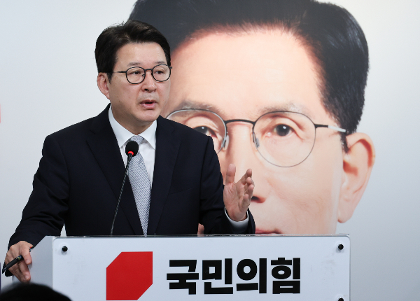국민의힘 전당대회 최고위원 후보에 나선 신동욱 의원이 당의 다양성을 위해서라도 한국사 강사 출신 전한길씨를 품는 것이 옳다고 주장했다.  사진은 신동욱 국민의힘 선거대책본부 대변인단 단장이 지난달 23일 선거대책위원회 백브리핑을 하는 모습. /사진=뉴스1