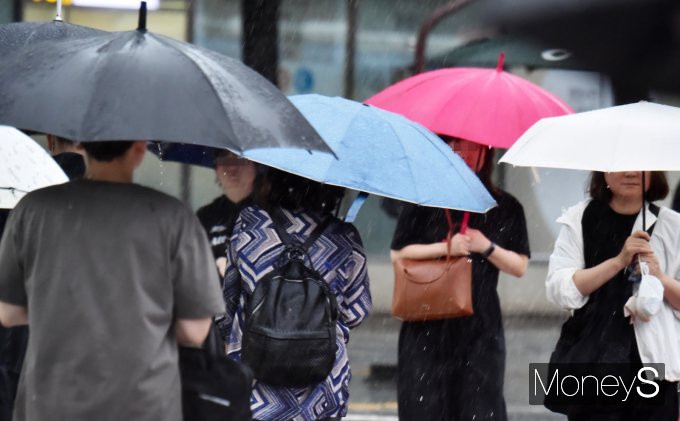 5일 전국이 흐린 가운데 일부 지역에 오전부터 저녁까지 비 또는 소나기가 내린다. 사진은 지난해 7월17일 서울 도심 일대에 비가 세차게 내리고 있는 모습. /사진=임한별 기자