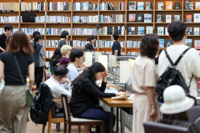 중부 내륙과 남부 지방 곳곳은 저녁까지 소나기가 내리지만 전국 대부분 지역은 습도가 더해져 후덥지근한 날씨를 보인다. 사진은 지난 6월29일 서울 강남구 코엑스 별마당도서관에 더위를 피해 실내로 모인 시민·관광객들의 모습. /사진=뉴스1