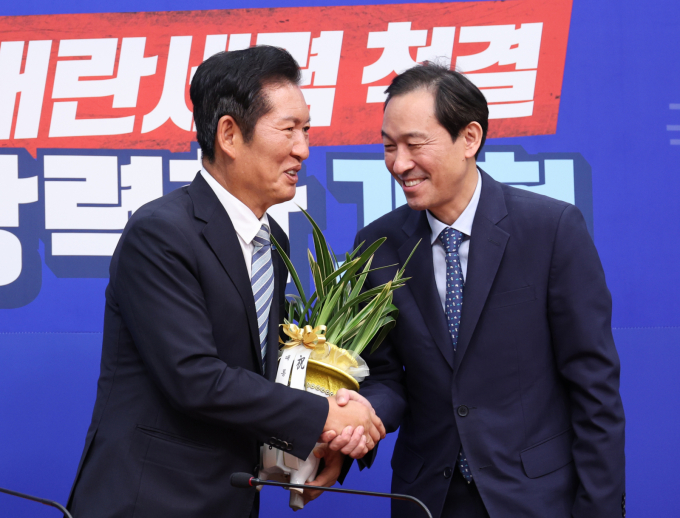 정청래 더불어민주당 당대표(왼쪽)가 4일 서울 여의도 국회에서 이재명 대통령이 보낸 취임 축하 난을 전달받고 당정대 원팀을 만드는 데 솔선수범하겠다고 말했다. /사진=뉴시스