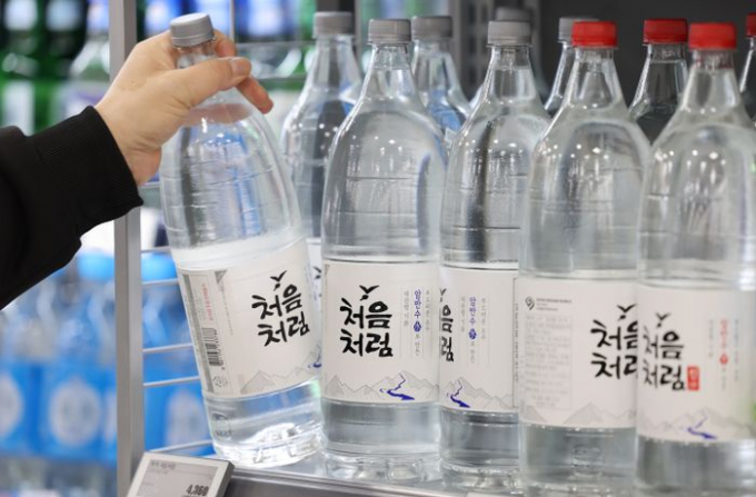 롯데칠성음료가 2025년 2분기 연결 기준 624억원의 영업이익과 1조873억원의 매출을 기록했다. 서울의 한 대형마트에 롯데칠성음료 처음처럼이 진열돼 있다. /사진=뉴시스
