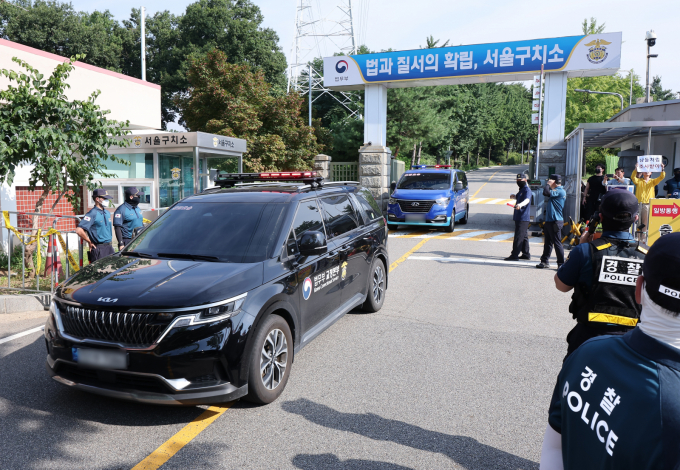 윤 전 대통령 법률대리인단이 윤 전 대통령이 특검 체포에 저항해 옷을 벗었다라는 말은 사실이 아니라며 입장문을 발표했다. 사진은 지난 1일 김건희 특검팀이 윤석열 전 대통령에 대한 체포영장 집행에 나선 1일 경기 의왕시 서울구치소에서 호송차가 나오고 있는 모습. /사진=뉴스1