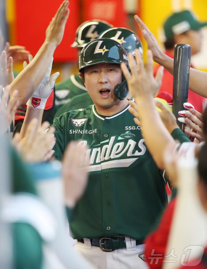 SSG 최정이 27일 인천 SSG랜더스필드에서 열린 '2025 신한 SOL뱅크 KBO 리그' 한화 이글스와 SSG 랜더스의 경기에서 3회 3점 홈런을 치며 20시즌 연속 두 자릿수 홈런의 대기록을 세우고 있다. (SSG 랜더스 제공. 재판매 및 DB금지) 2025.6.27/뉴스1