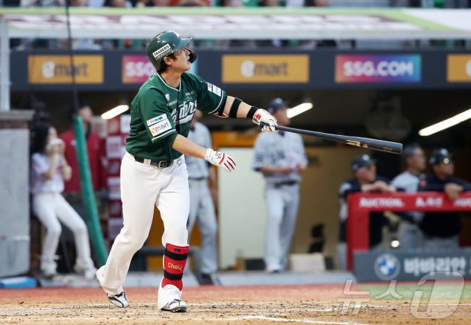 SSG 최정이 27일 인천 SSG랜더스필드에서 열린 '2025 신한 SOL뱅크 KBO 리그' 한화 이글스와 SSG 랜더스의 경기에서 3회 3점 홈런을 치며 20시즌 연속 두 자릿수 홈런의 대기록을 세우고 있다. (SSG 랜더스 제공. 재판매 및 DB금지) 2025.6.27/뉴스1