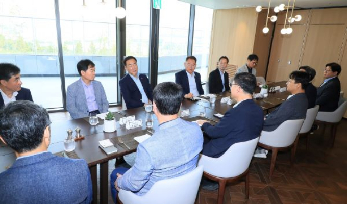  정장선 평택시장(앞줄 오른쪽서 4번째)이 지난 1일 삼성전자 평택캠퍼스에서 열린 간담회에서 윤태양 글로벌 제조&인프라 총괄 부사장을 비롯한 임원들과 함께 반도체산업의 현안과 협력 방안을 논의하고 있다. /사진제공=평택시