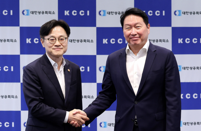 김정관 산업통상자원부 장관이 4일 서울 중구 대한상공회의소에서 최태원 대한상공회의소 회장과 면담에 앞서 인사를 나누고 있다. / 사진=뉴스1 박지혜 기자 /사진=(서울=뉴스1) 박지혜 기자