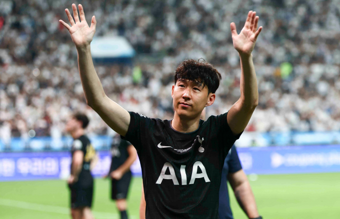 잉글랜드 프로축구 프리미어리그(EPL) 토트넘 홋스퍼가 최근 팀을 떠나겠다고 밝힌 주장 손흥민(33) 등번호 7번에 대해 한시적 결번을 검토 중이다. 사진은 손흥민이 지난 3일 서울 마포구 서울월드컵경기장에서 열린 2025 쿠팡플레이시리즈 뉴캐슬 유나이티드와 토트넘 홋스퍼의 경기를 마치고 팬들에게 인사하는 모습. /사진=뉴시스