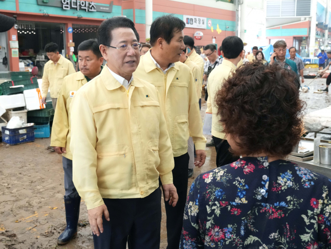 4일 함평지역 폭우피해 현장을 방문한 김영록 전남도지사가 수해를 입은 도민들을 위로하고 있다./전남도