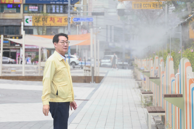 정명근 화성특례시장이 쿨링포그 시설을 점검 하고 있다. /사진제공=화성특례시
