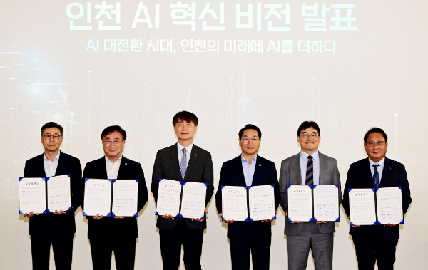 유정복 시장이 4일 연수구 인천스타트업파크에서 열린 '인천시 AI 혁신 비전 발표 및 협약식'에서 협약기관 대표들과 협약을 체결하고 있다. 왼쪽부터 이주호 인천테크노파크 원장, 윤원석 인천경제자유구역청장, 김택수 한국생산기술연구원 부원장, 유정복 인천시장, 유태준 한국피지컬AI협회장, 이율기 남동국가산업단지 경영자협의회장. /사진제공=인천시