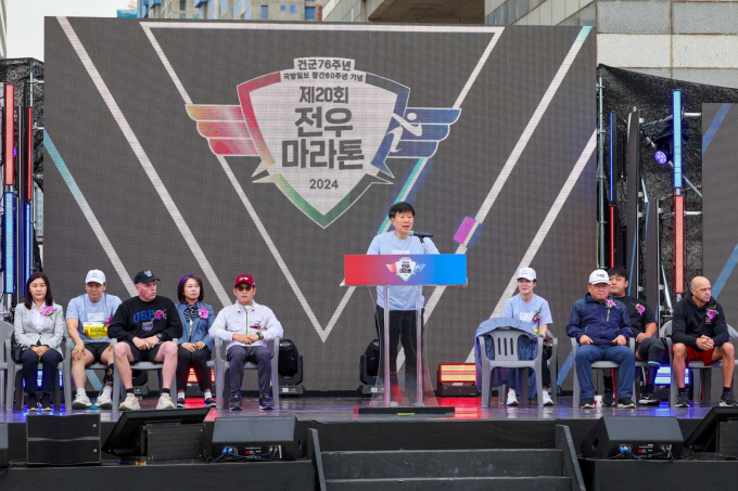 국방부가 4일 국방일보 보도에 수차례 개입했다는 의혹이 불거진 채일 국방홍보원장의 직위를 해제했다. 사진은 지난해 10월6일 채일 국방홍보원장이 서울 송파구 올림픽공원에서 ‘건군 76주년·국방일보 창간 60주년 기념 제20회 전우마라톤 대회’ 개회선언을 하고 있는 모습. /사진=뉴시스(국방일보 제공)