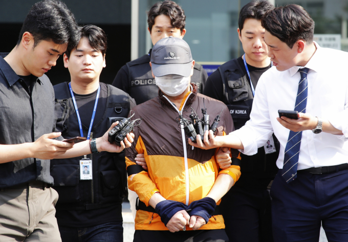 경찰이 4일 서울 서대문구 경찰청 정례브리핑을 통해 지난달 인천 송도에서 일어난 사제총기 살인 사건과 관련해 피의자에게 사이코패스 검사를 진행하지는 않았다고 전했다. 사진은 지난달 30일 인천 남동구 논현경찰서에서 사제총기로 아들을 살해한 혐의 등으로 경찰에 구속된 60대 남성이 검찰에 송치되고 있는 모습. /사진=뉴시스