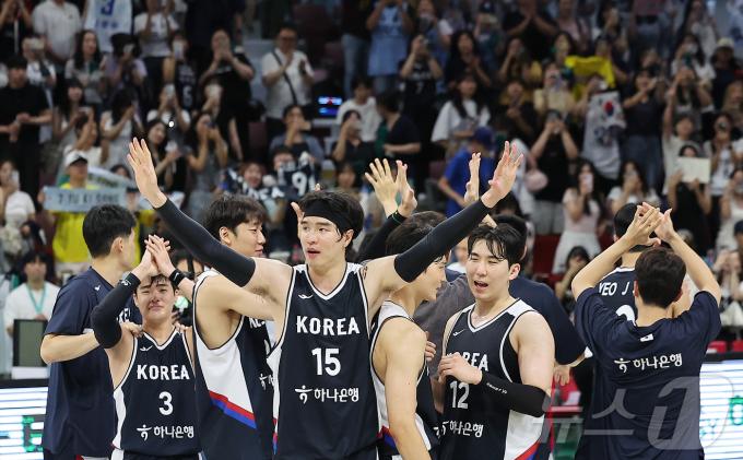 13일 오후 경기도 안양 정관장 체육관에서 열린 하나은행 초청 2025 남자농구 국가대표 평가전 대한민국과 일본의 경기에서 84대69 승리를 거둔 대한민국 선수들이 팬들에게 인사하고 있다. 2025.7.13/뉴스1 ⓒ News1 김진환 기자