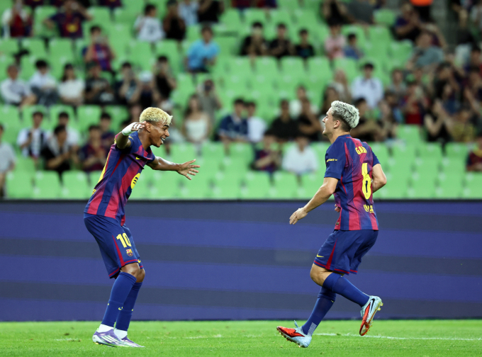 FC바르셀로나 대구FC전 5-0 승리로 한국 일정 마쳤다. 사진은 지난 4일 대구스타디움에서 열린 2025 아시아투어 대구FC와 FC바르셀로나의 경기에서 선제골을 도운 라민 야말(왼쪽)과 득점에 성공한 가비의 모습. /사진=뉴스1