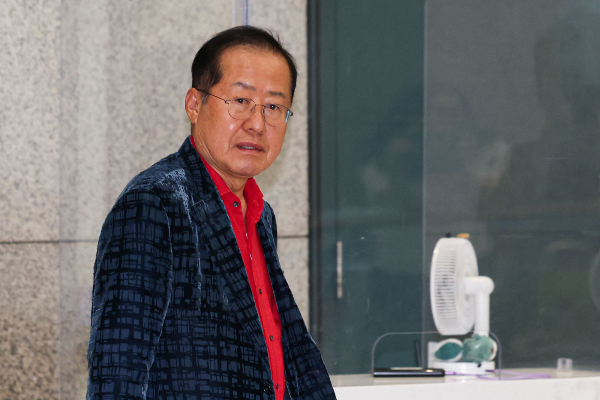 홍준표 전 대구시장이 윤석열 전 대통령에 대한 수사보다 김건희 여사 수사 결과가 더 충격적일 것이라고 예상했다. 사진은 국민의힘 대선 후보 경선에서 탈락한 뒤 정계 은퇴를 선언하고 하와이에 체류했던 홍준표 전 대구시장이 인천국제공항 제1터미널을 통해 귀국하는 모습. /사진=뉴시스