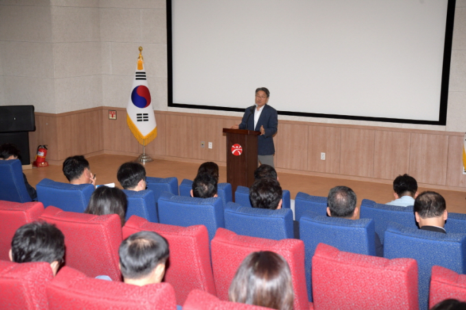 강기정 광주광역시장이 지난 7월24일 오후 시청 무등홀에서 열린 긴급 간부회의에 참석해 행정의 인권감수성 제고를 당부하고 있다./사진=광주시