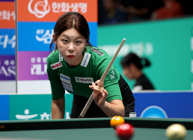 LPBA 간판 스타 감기영과 스롱 피아비가 32강 진출에 성공했다. 사진은 지난 4일 경기 고양킨텍스 PBA스타디움에서 열린 2025-26시즌 3차 투어 올바른 생활카드 NH농협카드 PBA-LPBA 채리티 챔피언십 LPBA 64강에 출전한 김가영의 모습. /사진=프로당구협회(PBA) 제공