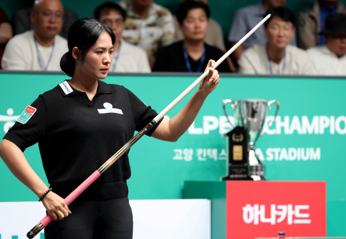 직전 대회 우승자인 스롱 피아비가 응우옌호앙옌니를 꺾고 32강에 진출했다. 사진은 지난 4일 경기 고양킨텍스 PBA스타디움에서 열린 2025-26시즌 3차 투어 올바른 생활카드 NH농협카드 PBA-LPBA 채리티 챔피언십 LPBA 64강에 출전한 김가영의 모습. /사진=프로당구협회(PBA) 제공