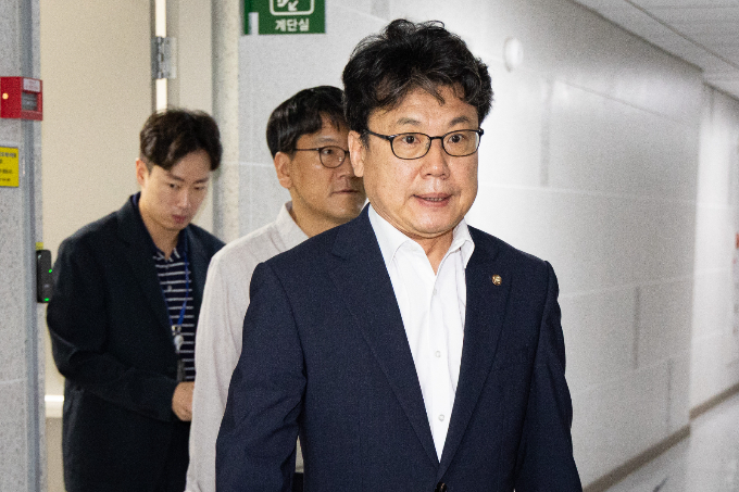 진성준 의원은 정부 개편안에 대한 추가적인 찬성 입장을 내놓지 않고 있다. 사진은 지난달 29일 서울 여의도 국회 의원회관에서 열린 세제개편안 논의를 위한 당정협의에 참석하는 진 의원. /사진=뉴스1