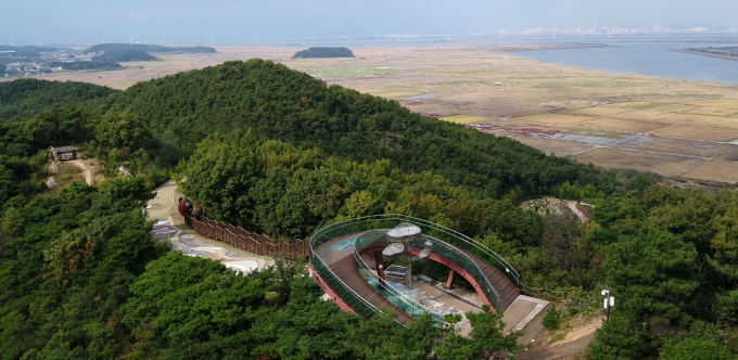 바다향기수목원 전망대에서 바라본 시화호와 안산 모습. /사진제공=경기도