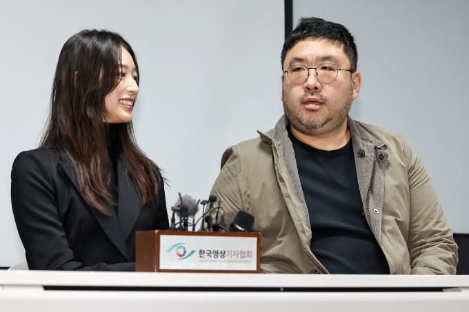 법원이 기독교복음선교회(JMS)가 신청한 넷플릭스 새 다큐멘터리 '나는 생존자다' 방송금지 가처분에 대한 심문기일을 오는 12일 진행할 계획이다. 사진은 다큐멘터리 '나는 신이다'를 제작한 조성현 PD(오른쪽)가 지난 1월9일 서울 강남구 한국컨퍼런스센터에서 JMS 교주 정명석에 대한 대법원 선고(징역 17년)가 확정된 후 열린 기자회견에서 소감을 밝힌 모습. /사진=뉴스1